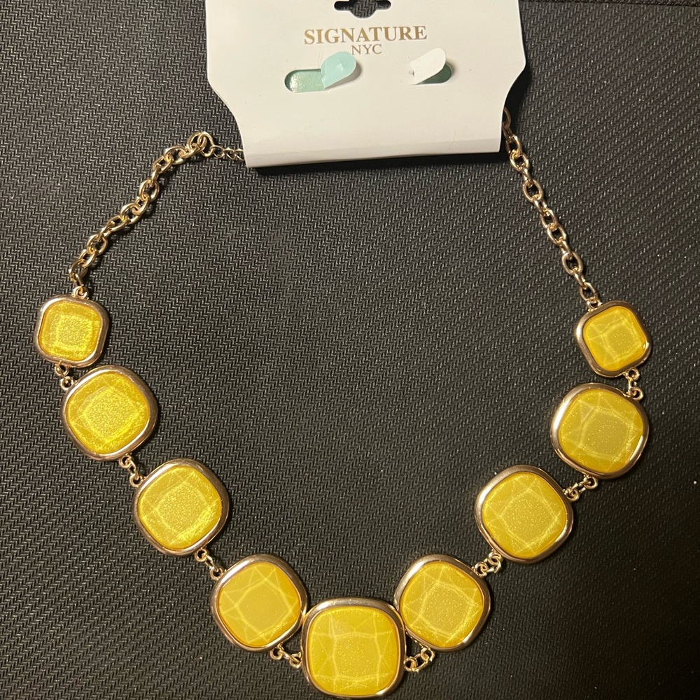 🤩 $5 SALE! 🤩 NWT Signature NYC statement necklace with yellow stones